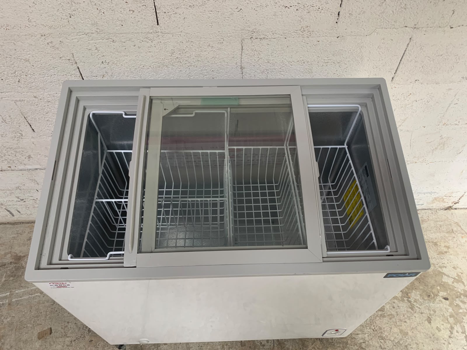 Congélateur coffre vitré POLAR Série G – 200 L – GM498